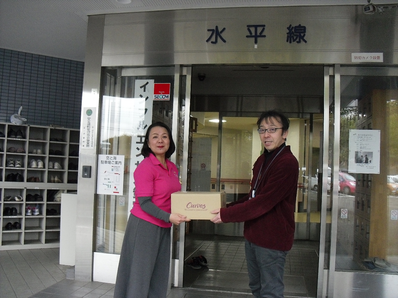 向かって左がカーブス青木様、右が翔の会の職員