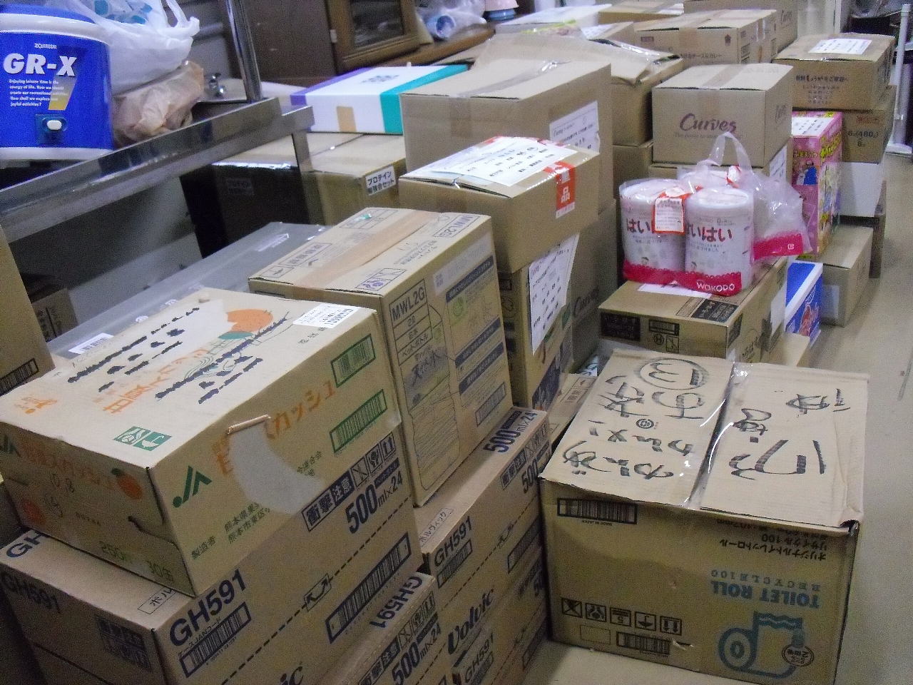 写真に収まり切らないほどの食料品!