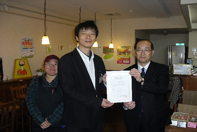 みずほ福祉助成財団の方との助成金贈呈式の様子