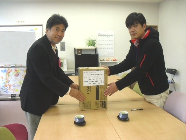 向かって左側が青木様、右側が翔の会職員