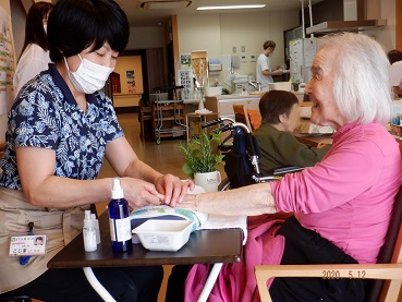 【日常の一コマ】特別養護老人ホーム「ゆるり」でアロママッサージ