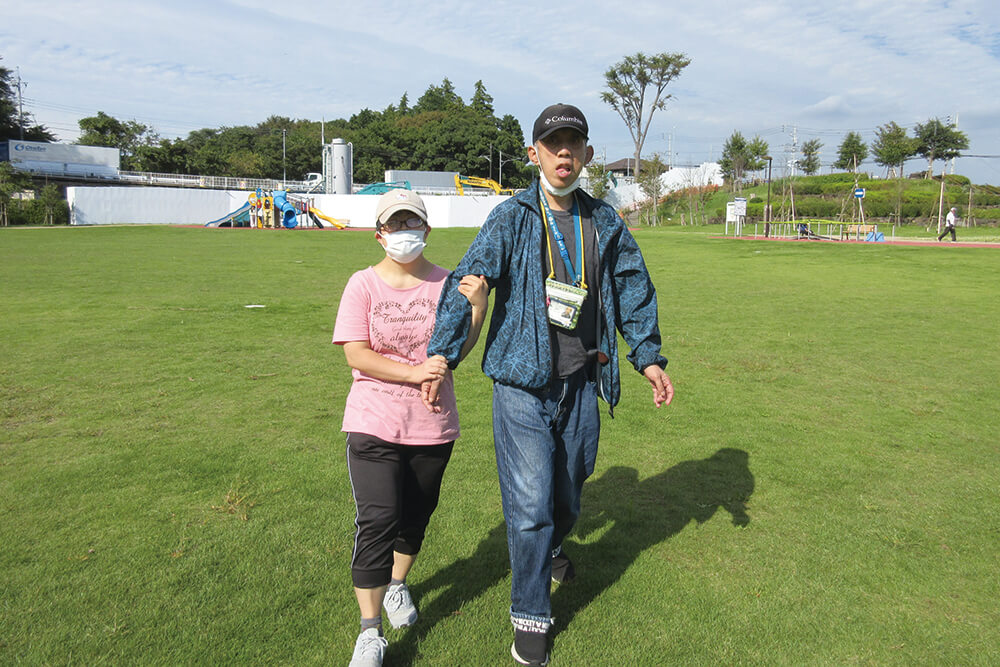 公園を散歩すり利用者さんたち