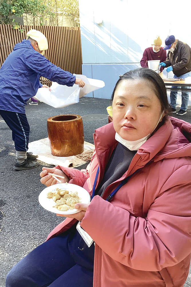 お餅を頬張る利用者さん