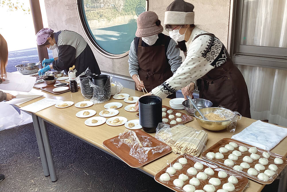 お餅を調理する様子