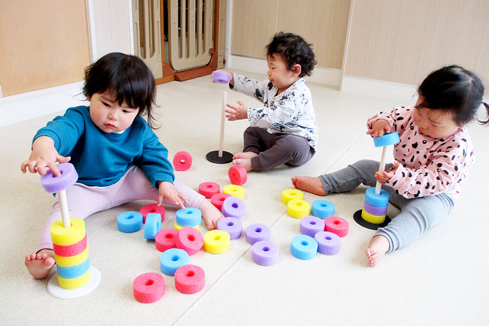 指先遊びをする子どもたち